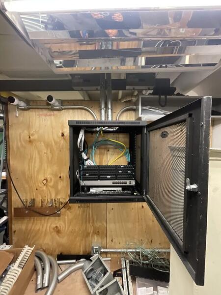 TE South — open enclosure with switch